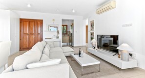 TV - Apartment BH11 - Theia (Kouklia)