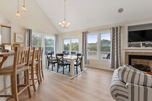 TV - Saltwater Kisses: Pool | Hot Tub (Corolla)