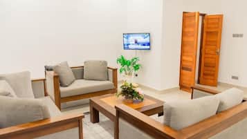 Suíte com design assinado | Área de estar | TV de tela plana