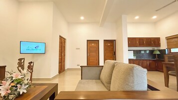 Suite Signature | Escritorio, cortinas opacas, sistema de insonorización