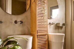 Een haardroger, handdoeken