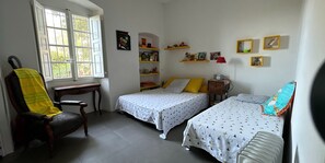 3 slaapkamers, een strijkplank/strijkijzer, reisbedje, gratis wifi