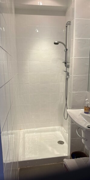 Shower, hair dryer, towels, soap - A Rimessa, Belle Maison de Village (BELGODERE)