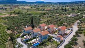 Villa Riza Sky, en moderne villa med swimmingpool, omgivet af olivenlunde og vinmarker.