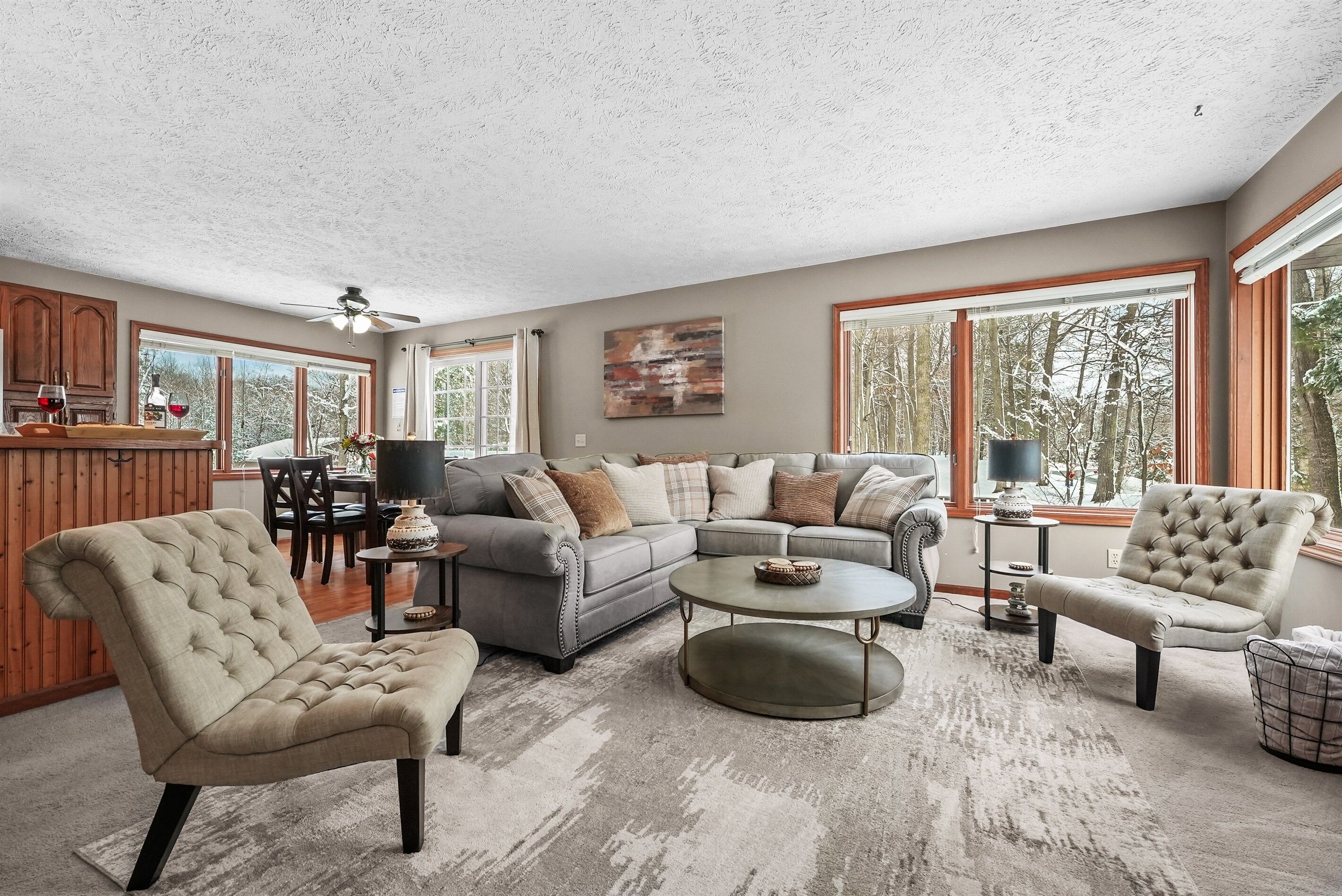 Smart-TV, Kamin, Tischfußball, Bücher