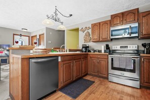 Fridge, microwave, oven, stovetop - Spring Escape Near Bass Lake | Sleeps 10 | Pets Ok (Traverse City)