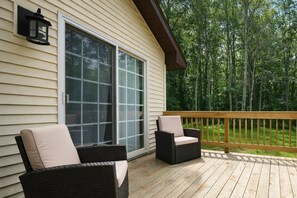 Terrace/patio - Walk to Bass Lake | Hot Tub & Fire Pit - Sleeps 10 (Traverse City)