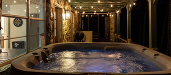 Neverland Escape | Riverfront, Hot Tub & Games