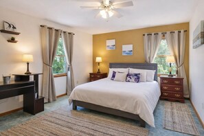 3 bedrooms, iron/ironing board, travel crib, free WiFi - Cozy Spring Escape | Long Lake & Taylor Park, Pets (Traverse City)