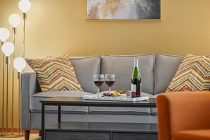 Smart-tv, een open haard en boeken