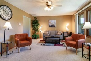 Smart TV, fireplace, books - Cozy 3BR Near Long Lake & Taylor Park | Pets OK (Traverse City)