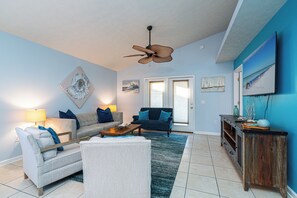 Televisor intel·ligent, taula de tennis de taula i llibres 