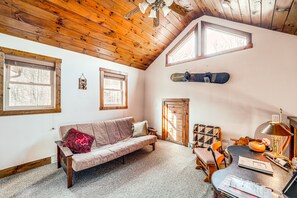 TV, fireplace, books, stereo - 1 Mi to Beech Mtn Skiing: Family Cabin w/ Fire Pit (Beech Mountain)