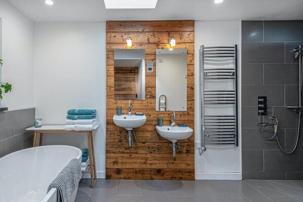 Hair dryer, towels, soap, shampoo - Snowdonia Glamping Holidays, Seren, Betws-y-Coed (Rhydlanfair Betws-y-Coed)