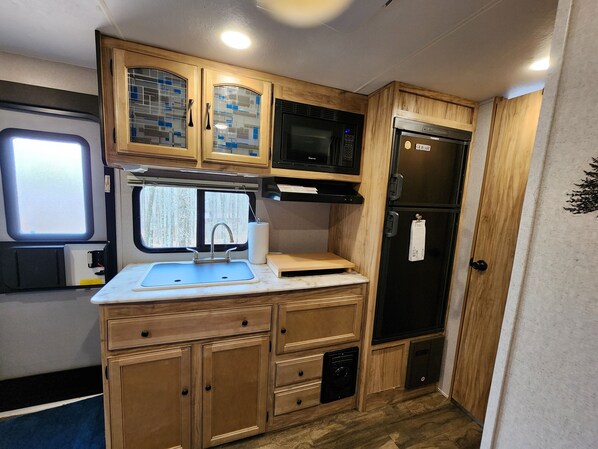 Fridge, microwave, stovetop, coffee/tea maker - Quiet country setting! (Jacksonville)