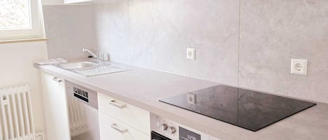 Kühlschrank, Mikrowelle, Herdplatte, Geschirrspüler