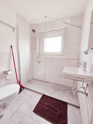 Dusche, Handtücher, Toilettenpapier