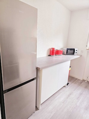 Kühlschrank, Mikrowelle, Herdplatte, Geschirrspüler