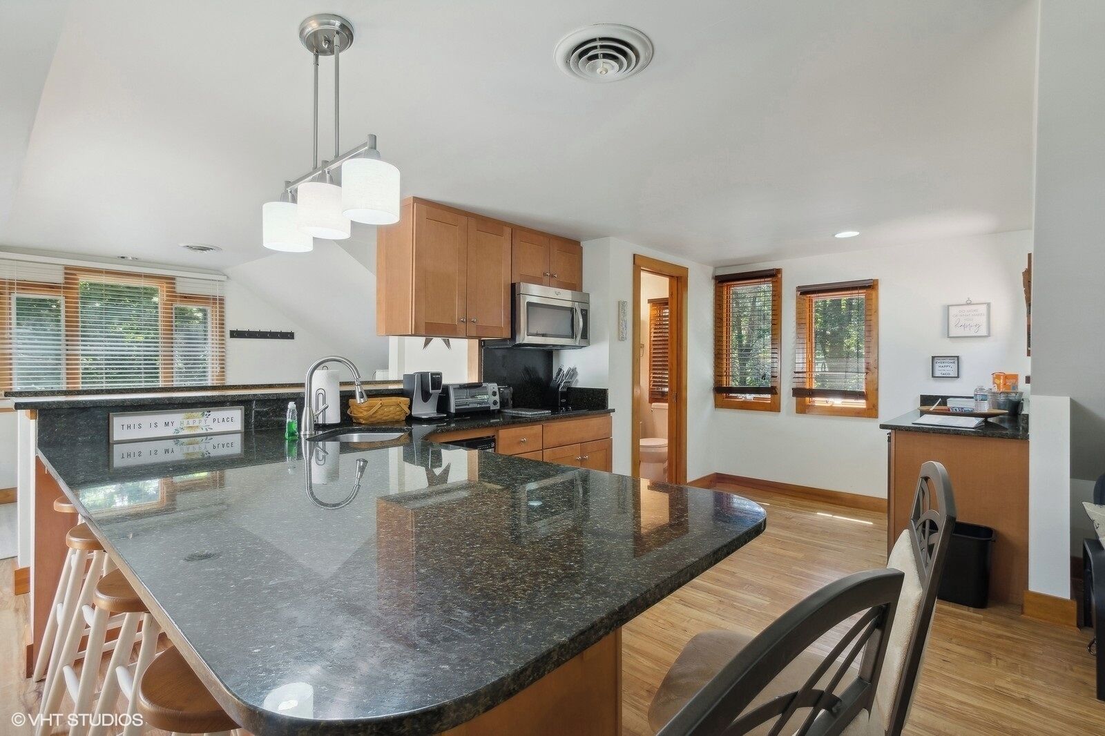 Kylskåp, mikrovågsugn, spishäll och diskmaskin