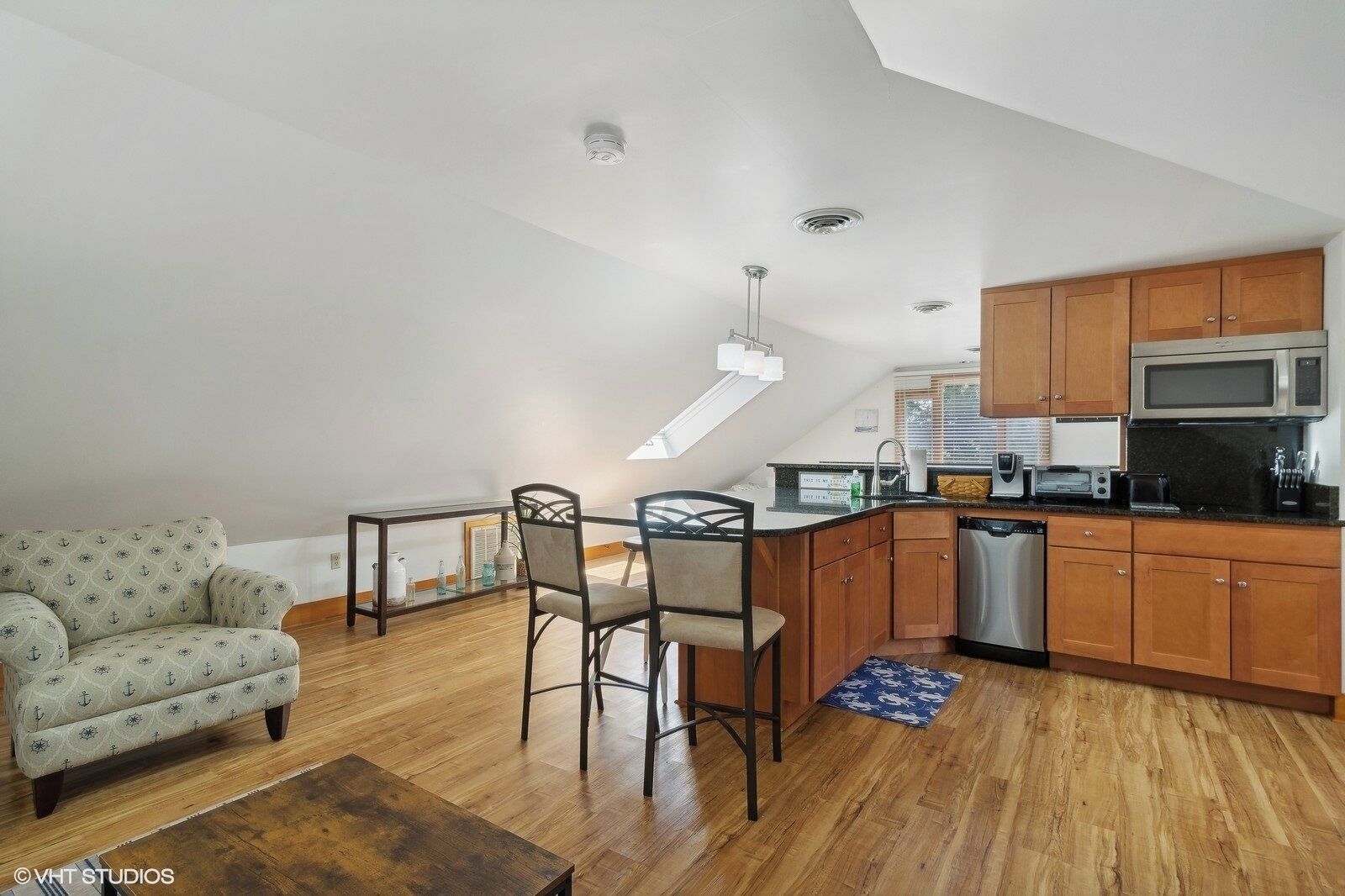 Un appartement moderne de style « loft » comprenant une cuisine, un coin repas et un espace de vie.