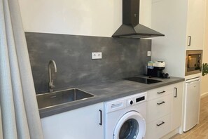 Réfrigérateur, micro-ondes, plaque de cuisson, cafetière/bouilloire