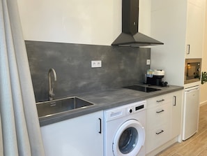 Refrigerador, microondas, parrilla de estufa y cafetera y tetera