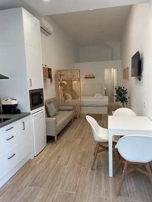 1 habitación, tabla de planchar con plancha, wifi gratis y ropa de cama