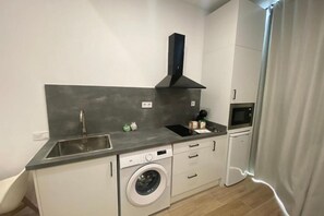 Réfrigérateur, micro-ondes, plaque de cuisson, cafetiÚre/bouilloire