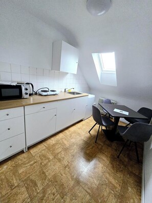 Dining - EFDE GmbH Vacation Rental - 4-Bedroom Apartment, Gilden 1342 (Heilbronn)