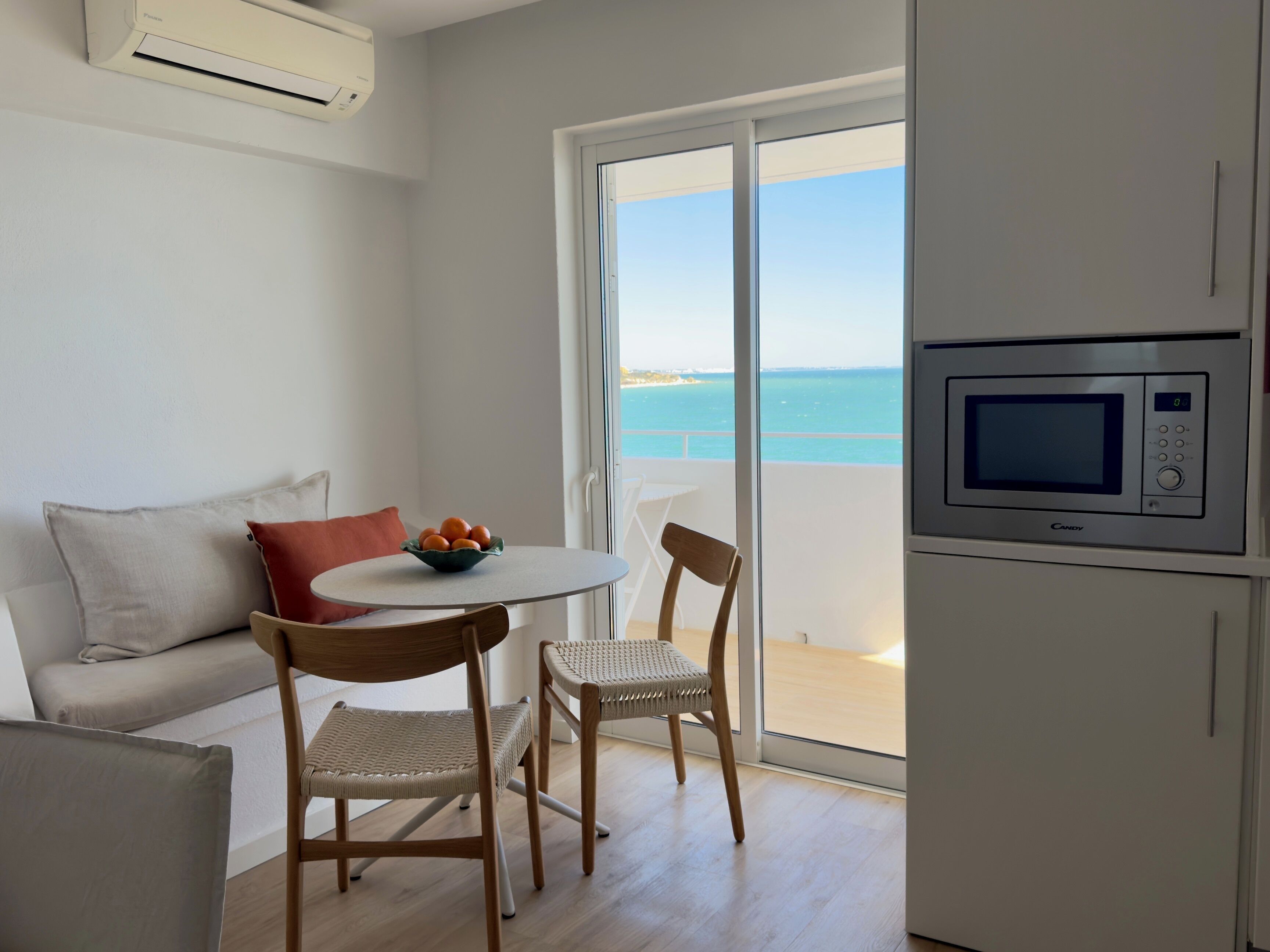 شقة | منطقة المعيشة | تلفزيون إل سي دي بحجم 32-بوصة يعرض قنوات تلفزيونية رقمية