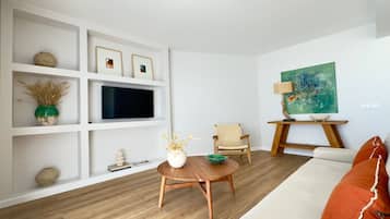 Apartamento premium | Área de estar | TV LCD 32 polegadas com canais digitais