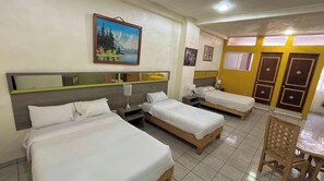 Habitació (Standard Three beds) | Habitacions insonoritzades i roba de llit 