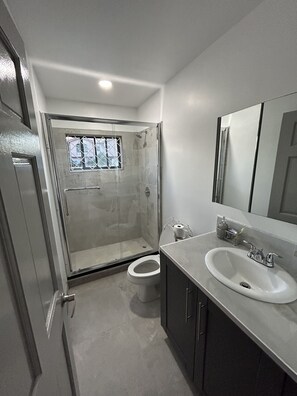 Håndklær, såpe, sjampo og toalettpapir