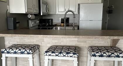 Lakeview Luxury: Stunning 2 Bed, 2 Bath Condo with Breathtaking Lake Views