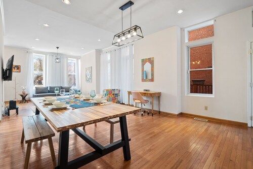 Massive Downtown Area Home... sleeps 14