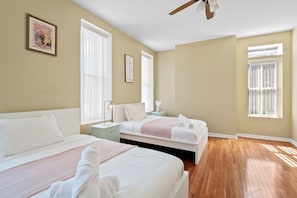 Casa design | 3 quartos, escrivaninha, ferros/tábuas de passar roupa