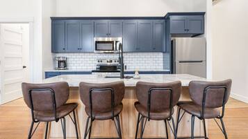 Mikrowelle, Geschirrspüler, Toaster, Kochgeschirr/Geschirr/Besteck