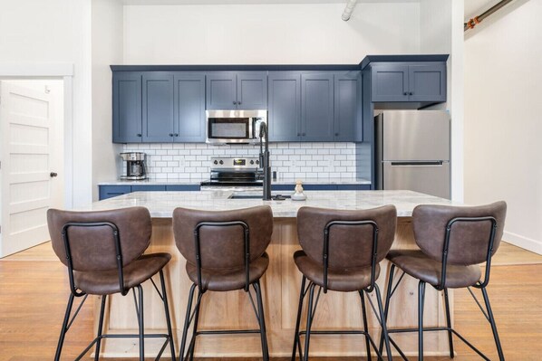 Microwave, dishwasher, toaster, cookware/dishes/utensils - Hamilton Suite - American Hall (Millersburg)