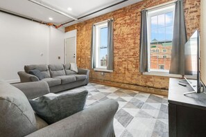 Smart TV - Hamilton Suite - American Hall (Millersburg)