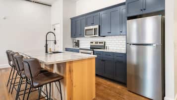 Mikrowelle, Geschirrspüler, Toaster, Kochgeschirr/Geschirr/Besteck