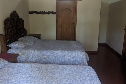 Habitación estándar, 2 camas matrimoniales | Ropa de cama