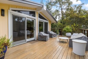 Terrace/patio - Tranquil Treehouse - EV Charger (Cambria)