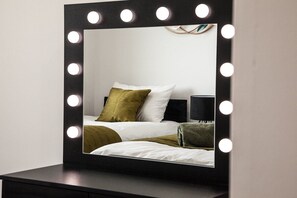 2 bedrooms, iron/ironing board, Internet, bed sheets - Cityscape Haven - Leicester's Premier Retreat (Leicester)