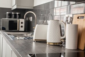 Refrigerador, microondas, horno, placa de cocina