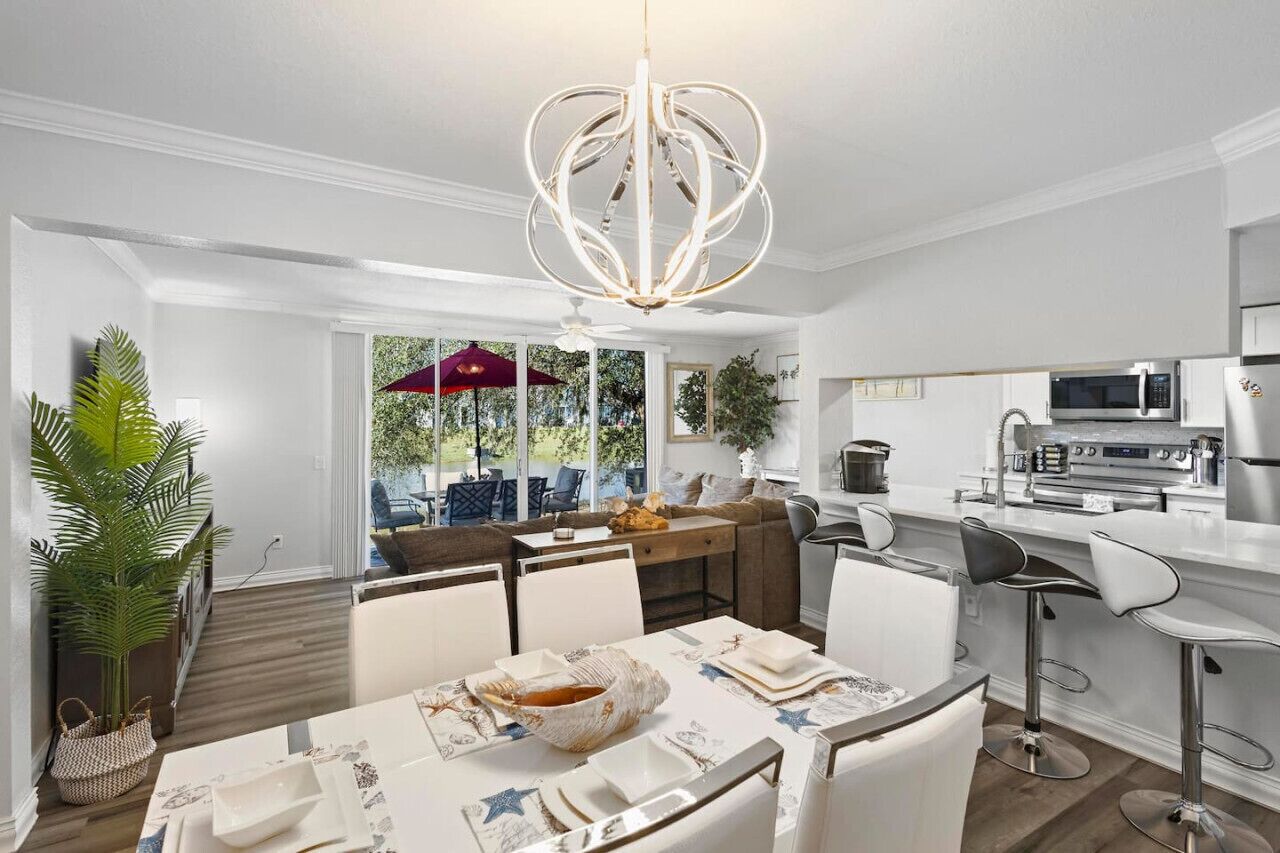 Modern townhome, King Bed, Fast Wi-fi, Near Disney