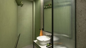 A bathroom with a white sink, a mirror, and a shower enclosure. - Hoppersgr- Amazing apt in the heart of Athens - 3 (Athina)