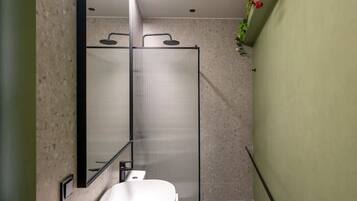 Pengering rambut, handuk, sabun, dan tisu toilet