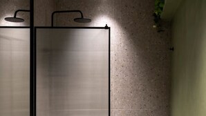A modern bathroom with a glass partition and a shower area. - Hoppersgr- Amazing apt in the heart of Athens - 3 (Athina)