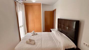 2 bedrooms, iron/ironing board, WiFi