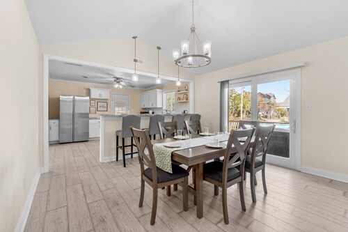 Soundside Dog Friendly Home with Hot Tub, Community Pool and Tennis/Pickleball